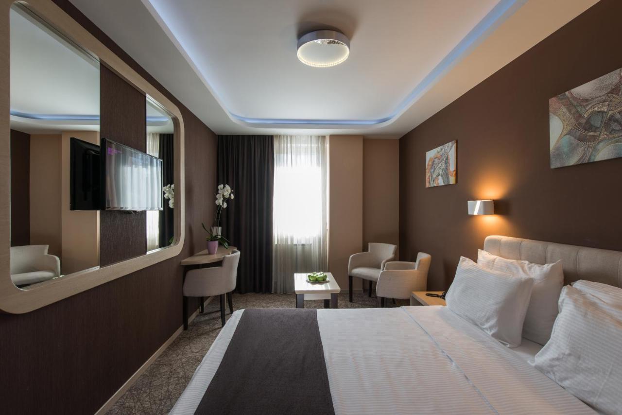 Garni Hotel Aveny Τσάτσακ Εξωτερικό φωτογραφία